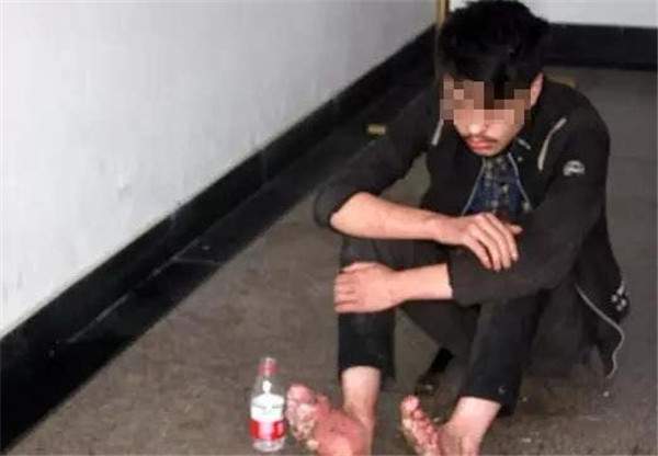 网瘾少年被父亲抛弃,6天6夜沉迷网游几近虚脱