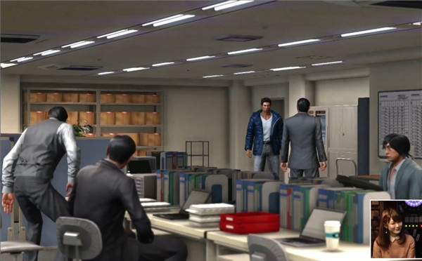 《如龙6》实机演示:桐生一马帅气开砸便利店!